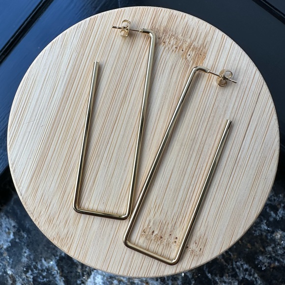 Square Hoop Earrings 18k Gold Plated NWOT lightweight - Picture 1 of 9